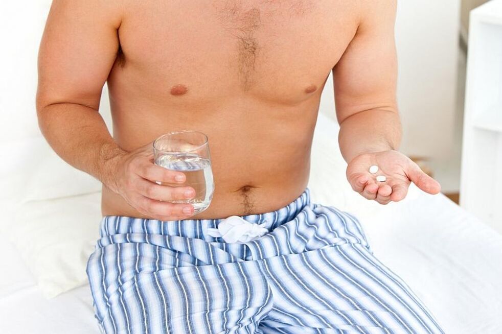 muž berie tabletky na prostatitídu